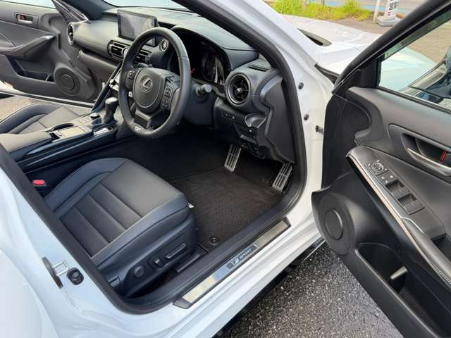 F・SPORT専用アルミ製スポーツペダル&フットレスト。