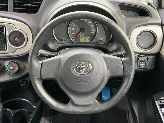 �C���e���A�ɍ��킹���f�U�C���̃X�e�A�����O�́A�^�]�������̂��Ƃ��l���A�^�]���₷���`��A�傫���ł��B�����x�A���ۂɐG���Ă��m���߂��������B