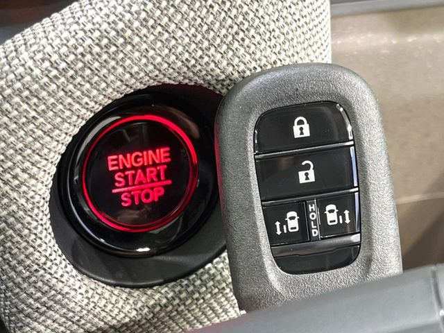 �yHonda�X�}�[�g�L�[�z�J�o����|�P�b�g�ɓ��ꂽ�܂܂ł��h�A�̎{���E�������\�ȃX�}�[�g�L�[�𑕔��B�G���W���̃I���E�I�t�����J�M�����o���K�v����������Ƃ��Ă��֗��ł���