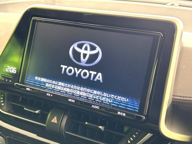 【大画面ナビ】人気の大型9型ナビを装備。存在感のある大画面はインパクト大!ナビ利用時のマップ表示は見やすく、テレビやDVDは臨場感がアップ!いつものドライブがグッと楽しくなります♪