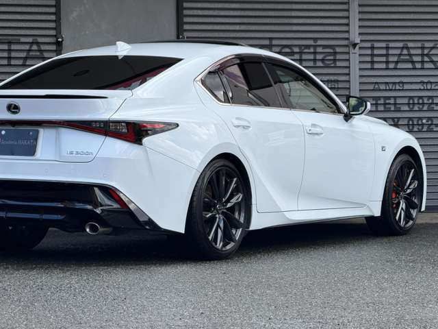 トランクスポイラー・LEDリヤコンビネーションランプ・左右2本出しマフラーエンド。