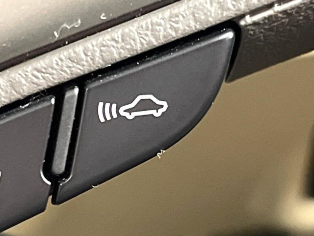 【プリクラッシュセーフティ】前方の車両等を検知し、衝突しそうな時は警報で注意を促し、ブレーキを踏む力をサポート。ブレーキを踏めなかった場合は衝突被害軽減ブレーキが作動、衝突回避をサポートします。