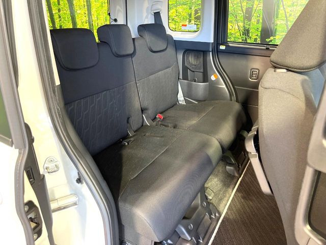 後部座席も気になるようなキズ・汚れやへたり等、大きなダメージはなく、良好な状態です。
