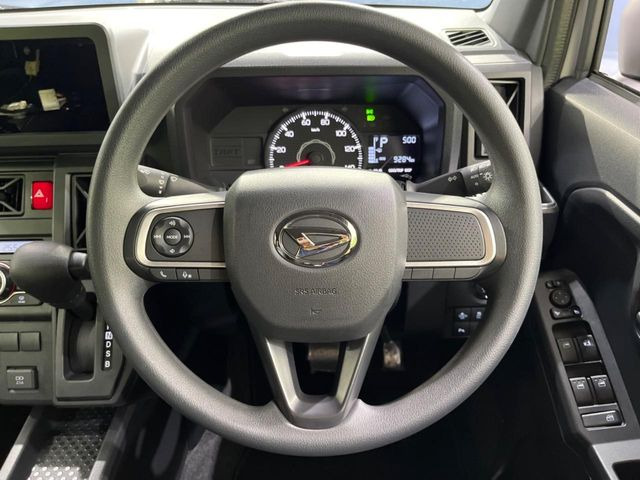 �C���e���A�ɍ��킹���f�U�C���̃X�e�A�����O�́A�^�]�������̂��Ƃ��l���A�^�]���₷���`��A�傫���ł��B�����x�A���ۂɐG���Ă��m���߂��������B