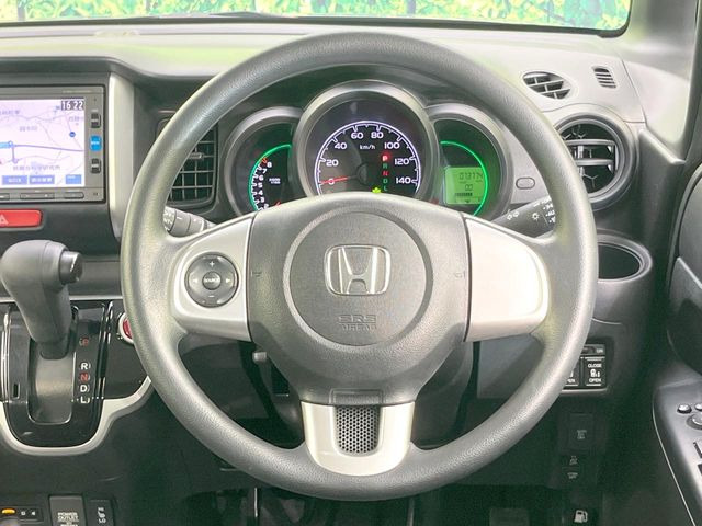 インテリアに合わせたデザインのステアリングは、運転される方のことも考え、運転しやすい形状、大きさです。是非一度、実際に触ってお確かめください。