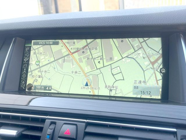 ��BMW�����i�r:��̊��̂���i�r�́A����������ԓ������o���Ă���܂��BBluetooth�Đ��ȂǃI�[�f�B�I�@�\���[�����Ă���܂��̂ŁA�^�]�����y���߂܂���