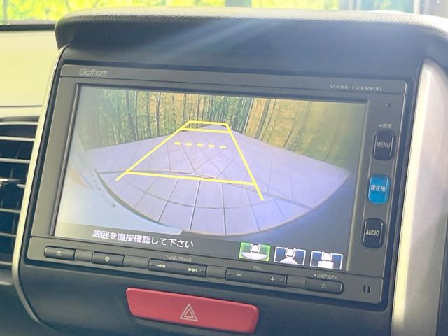 【バックカメラ】駐車時に後方がリアルタイム映像で確認できます。大型商業施設や立体駐車場での駐車時や、夜間のバック時に大活躍!運転スキルに関わらず、今や必須となった装備のひとつです!