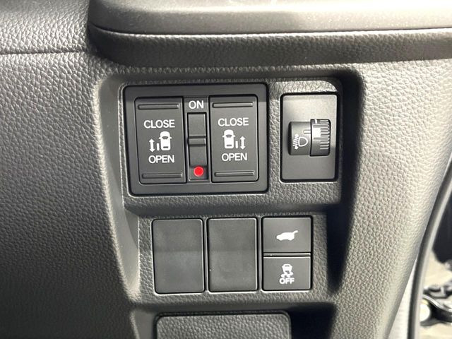 【両側パワースライドドア】スマートキーや運転席のスイッチで後席両側スライドドアの開閉が可能♪電動だから力を入れてドアを開ける必要が無く、小さなお子様でも簡単に開け閉めでき快適です♪