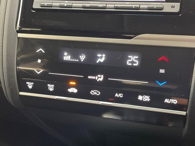 【オートエアコン】一度お好みの温度に設定すれば、車内の温度を検知し風量や温度を自動で調整。暑い&hellip;寒い&hellip;と何度もスイッチ操作をする必要はありません。快適な車内空間には必須の機能ですね♪