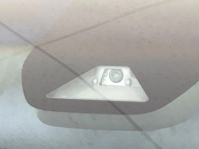 【ホンダセンシング】走行中に前方の車両等を認識し、衝突しそうな時は警報とブレーキで衝突回避と被害軽減をアシスト。より安全にドライブをお楽しみいただけます。