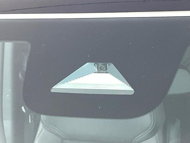 【ホンダセンシング】走行中に前方の車両等を認識し、衝突しそうな時は警報とブレーキで衝突回避と被害軽減をアシスト。より安全にドライブをお楽しみいただけます。
