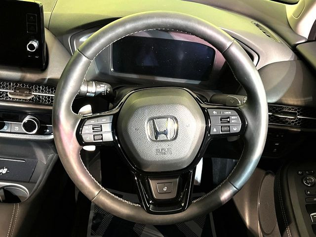 �C���e���A�ɍ��킹���f�U�C���̃X�e�A�����O�́A�^�]�������̂��Ƃ��l���A�^�]���₷���`��A�傫���ł��B�����x�A���ۂɐG���Ă��m���߂��������B