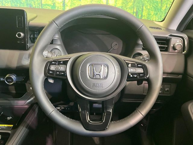 �C���e���A�ɍ��킹���f�U�C���̃X�e�A�����O�́A�^�]�������̂��Ƃ��l���A�^�]���₷���`��A�傫���ł��B�����x�A���ۂɐG���Ă��m���߂��������B
