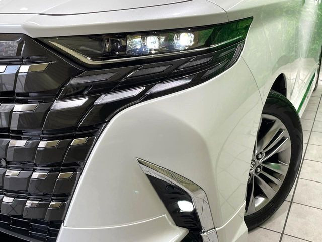 【三眼LEDヘッドライト】スタイリッシュな見た目の三眼LEDヘッドライトを装備♪スタイルだけでなく、夜間の走行も視界良好で安心してお乗りいただけます。
