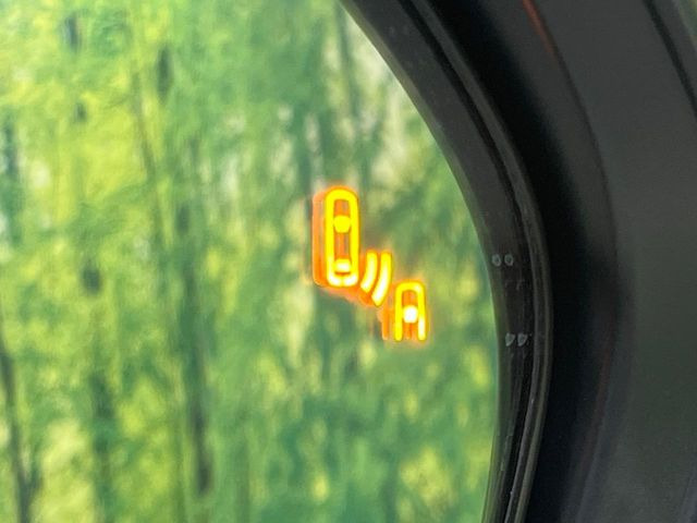【ブラインドスポットモニター】走行中、ドアミラーの死角になりやすい箇所に後続車が接近するとサイドミラーのレンズに警告を表示!ドライバーに注意喚起をしてくれます。