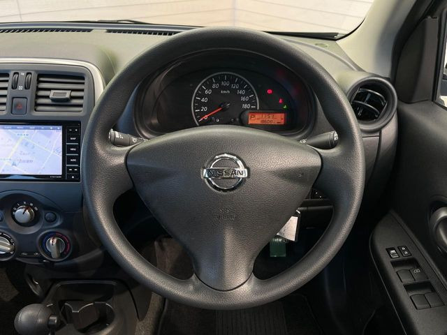 �C���e���A�ɍ��킹���f�U�C���̃X�e�A�����O�́A�^�]�������̂��Ƃ��l���A�^�]���₷���`��A�傫���ł��B�����x�A���ۂɐG���Ă��m���߂��������B