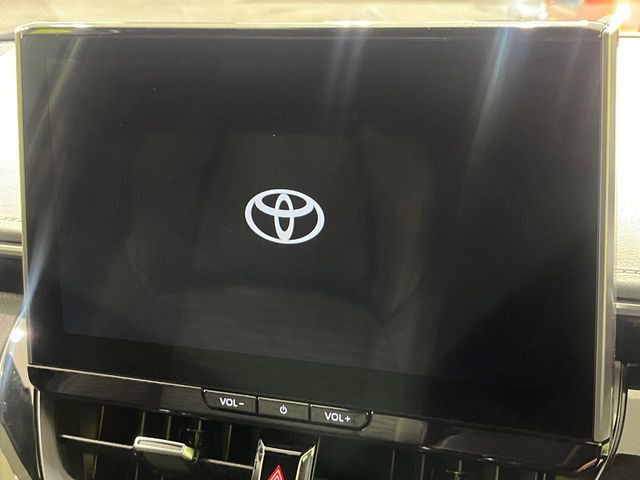 【メーカー純正105インチナビ】インテリアに溶け込むスタイリッシュな「専用設計」メーカーナビを装備♪視認性や操作性など基本性能にも優れ、より上質なカーライフをお楽しみいただけます。