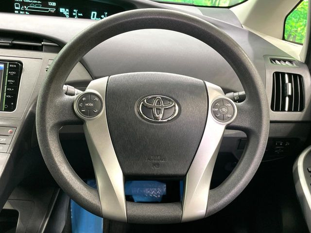 インテリアに合わせたデザインのステアリングは、運転される方のことも考え、運転しやすい形状、大きさです。是非一度、実際に触ってお確かめください。