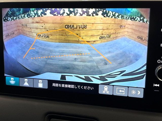 【バックカメラ】駐車時に後方がリアルタイム映像で確認できます。大型商業施設や立体駐車場での駐車時や、夜間のバック時に大活躍!運転スキルに関わらず、今や必須となった装備のひとつです!