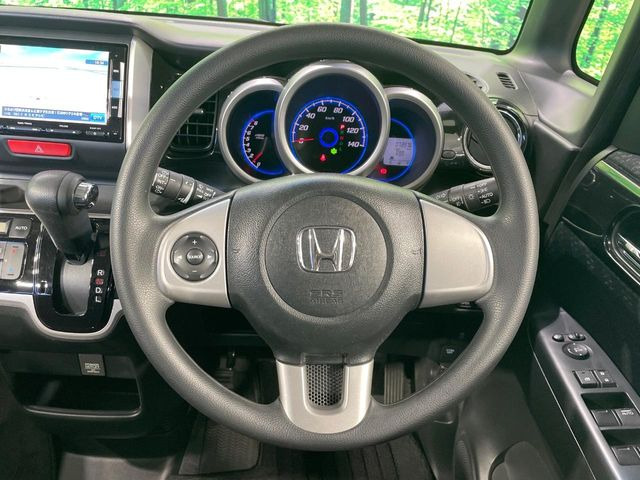 �C���e���A�ɍ��킹���f�U�C���̃X�e�A�����O�́A�^�]�������̂��Ƃ��l���A�^�]���₷���`��A�傫���ł��B�����x�A���ۂɐG���Ă��m���߂��������B