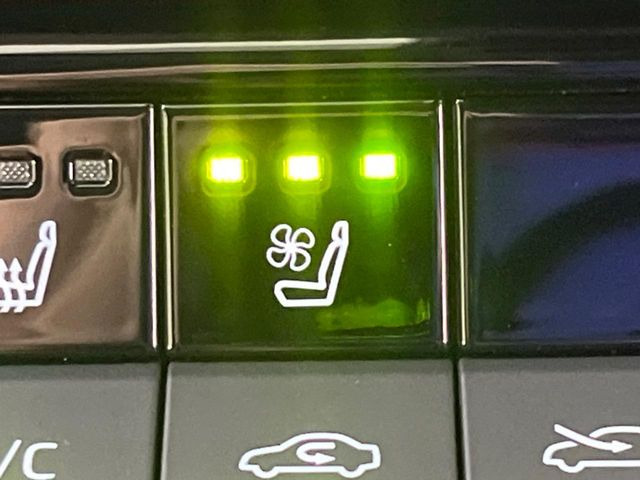 【シートヒーター&ベンチレーション】夏場は涼しい風でお尻や背中の熱やムレを防ぎ、冬はエアコンよりも早く温まってポカポカに!季節を問わず快適に過ごせます。