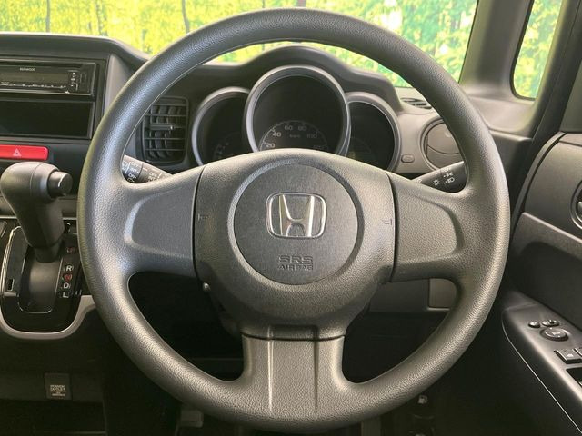 インテリアに合わせたデザインのステアリングは、運転される方のことも考え、運転しやすい形状、大きさです。是非一度、実際に触ってお確かめください。