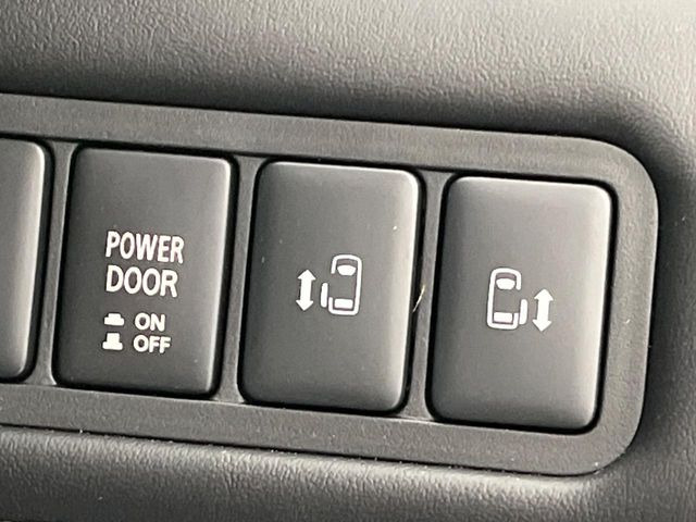 【両側パワースライドドア】スマートキーや運転席のスイッチで後席両側スライドドアの開閉が可能♪電動だから力を入れてドアを開ける必要が無く、小さなお子様でも簡単に開け閉めでき快適です♪