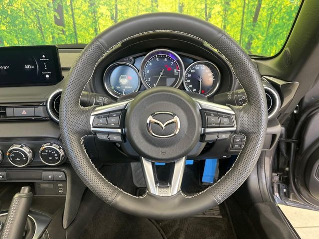 �C���e���A�ɍ��킹���f�U�C���̃X�e�A�����O�́A�^�]�������̂��Ƃ��l���A�^�]���₷���`��A�傫���ł��B�����x�A���ۂɐG���Ă��m���߂��������B