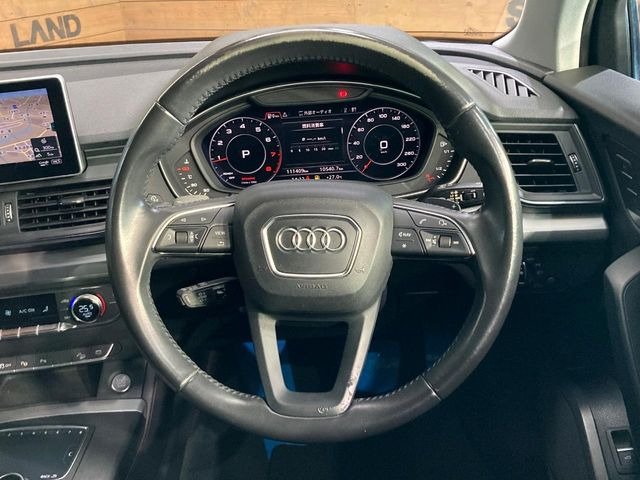 ���o�[�`�����R�b�N�s�b�g:�S�̂��t���p�l���ƂȂ��Ă����i�I�ȃ��[�^�[�p�l���B�ʏ�̃X�s�[�h���[�^�[�Ƃ��Ă̋@�\�͂������A�i�r�E�I�[�f�B�I�@�\�̊m�F�E������ł��A�^�]�ɏW�����₷���Ȃ��Ă���܂��B