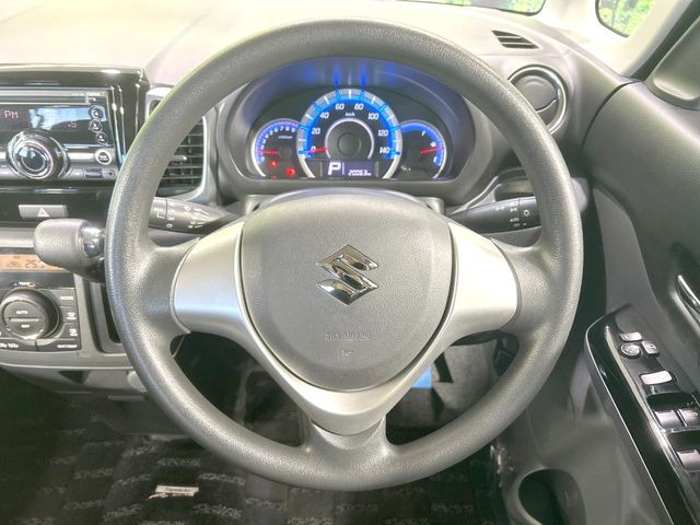 �C���e���A�ɍ��킹���f�U�C���̃X�e�A�����O�́A�^�]�������̂��Ƃ��l���A�^�]���₷���`��A�傫���ł��B�����x�A���ۂɐG���Ă��m���߂��������B