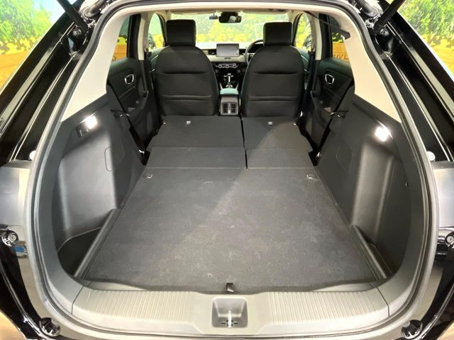 普段のお買い物や通勤、送迎等に十分な荷室スペースを確保しております。セカンドシートを倒すと、大きな荷物の積載も可能です♪
