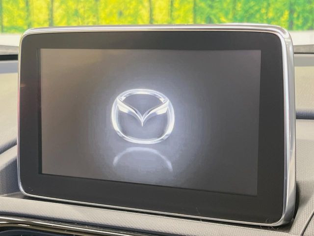 【マツダコネクトナビ】車内の雰囲気にマッチした一体型タイプのナビ。各種車輌設定やBluetooth再生等、様々な機能が楽しめます。直感的なダイヤル操作が可能で、使い勝手も良好です。