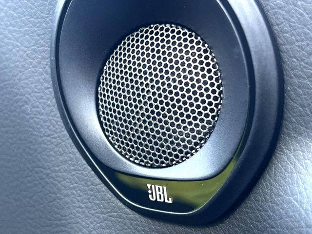 �yJBL�T�E���h�V�X�e���z���[�J�[�I�v�V�����̍��i�ʃT�E���h�V�X�e���𓋍ځB��p�̃`���[�j���O���{���ꂽ�召�l�X�ȃX�s�[�J�[����ǎ��ȃT�E���h���t�ł��A�Տꊴ���ӂ�鉹����Ԃ����o���܂��B