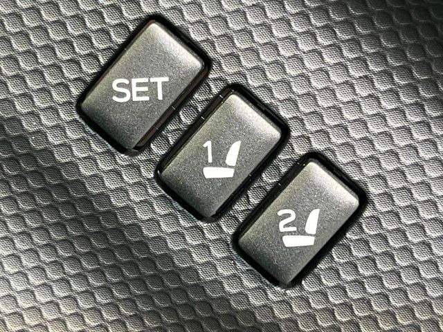 【メモリー機能付きパワーシート】ドライバーごとに設定したシート位置を記憶して、ボタン一つで切り替えできる便利な機能!運転する方が複数名いらっしゃるご家庭におすすめです♪