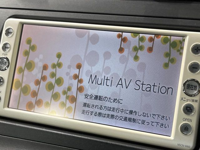 【純正ナビ】人気の純正ナビを装備しております。ナビの使いやすさはもちろん、オーディオ機能も充実!キャンプや旅行はもちろん、通勤や買い物など普段のドライブも楽しくなるはず♪