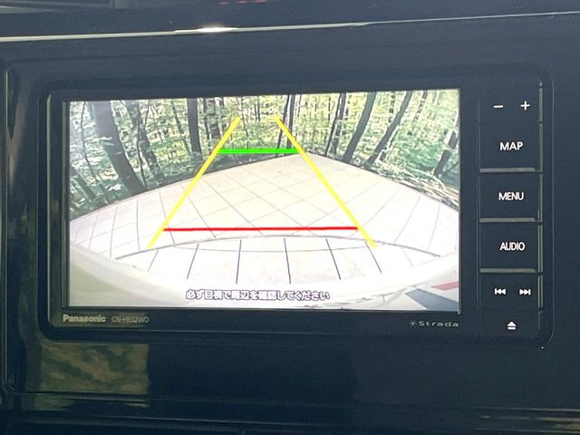 【バックカメラ】駐車時に後方がリアルタイム映像で確認できます。大型商業施設や立体駐車場での駐車時や、夜間のバック時に大活躍!運転スキルに関わらず、今や必須となった装備のひとつです!
