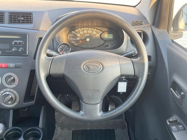 �C���e���A�ɍ��킹���f�U�C���̃X�e�A�����O�́A�^�]�������̂��Ƃ��l���A�^�]���₷���`��A�傫���ł��B�����x�A���ۂɐG���Ă��m���߂��������B