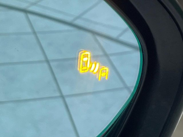 【ブラインドスポットモニター】走行中、ドアミラーの死角になりやすい箇所に後続車が接近するとサイドミラーのレンズに警告を表示!ドライバーに注意喚起をしてくれます。