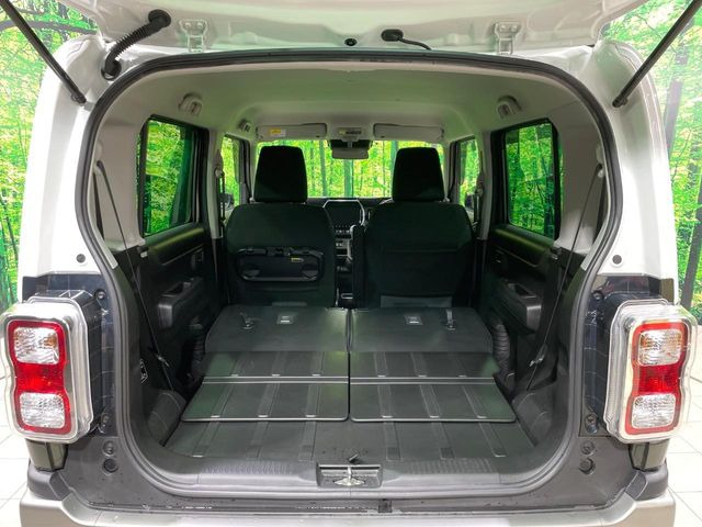 後席を格納すると、これだけの広さが!シーンに合わせたシートアレンジで、大きな荷物も積むことが出来ます♪