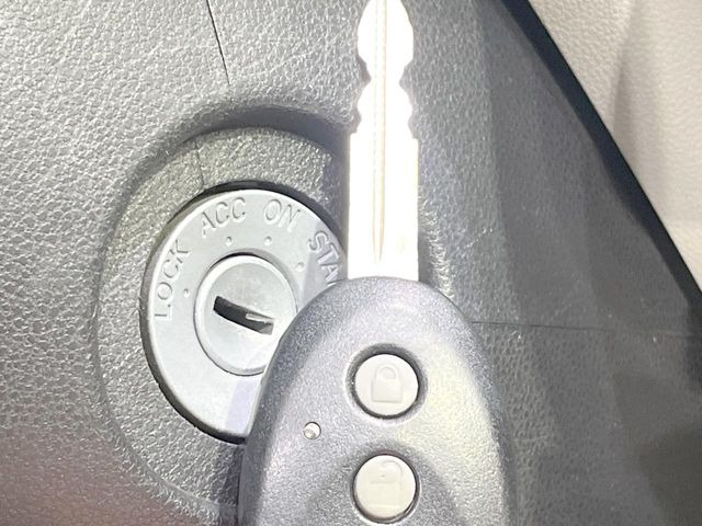 【キーレス】少し離れた場所からでもボタン一つでドアの開錠・施錠ができるのでとっても便利!ドアの鍵穴周りに傷をつけることもありません♪