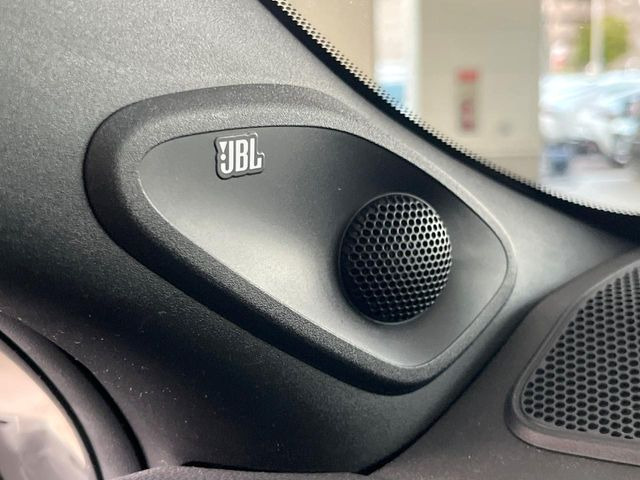 �yJBL�T�E���h�V�X�e���z���[�J�[�I�v�V�����̍��i�ʃT�E���h�V�X�e���𓋍ځB��p�̃`���[�j���O���{���ꂽ�召�l�X�ȃX�s�[�J�[����ǎ��ȃT�E���h���t�ł��A�Տꊴ���ӂ�鉹����Ԃ����o���܂��B
