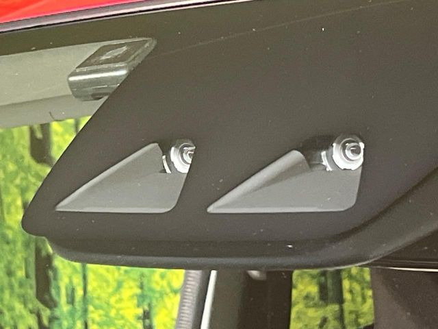 【スマートアシスト】走行中に前方の車両等を認識し、衝突しそうな時は警報とブレーキで衝突回避と被害軽減をアシスト。より安全にドライブをお楽しみいただけます。