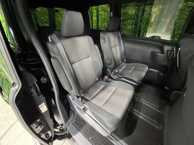 後部座席も気になるようなキズ・汚れやへたり等、大きなダメージはなく、良好な状態です。