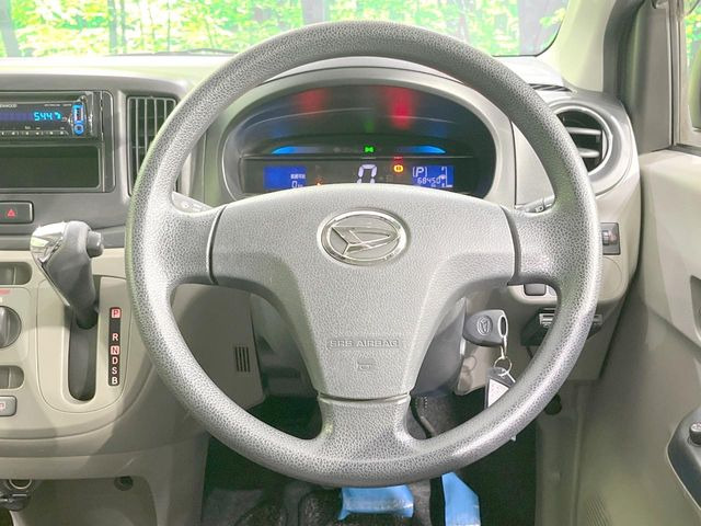 インテリアに合わせたデザインのステアリングは、運転される方のことも考え、運転しやすい形状、大きさです。是非一度、実際に触ってお確かめください。