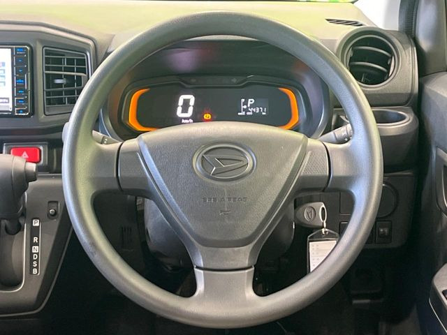 インテリアに合わせたデザインのステアリングは、運転される方のことも考え、運転しやすい形状、大きさです。是非一度、実際に触ってお確かめください。