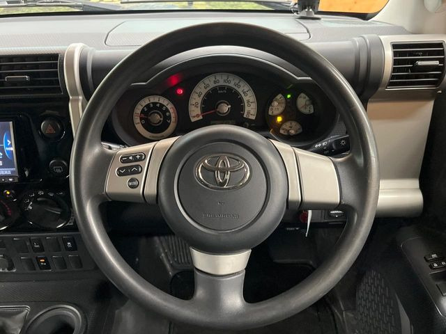 �C���e���A�ɍ��킹���f�U�C���̃X�e�A�����O�́A�^�]�������̂��Ƃ��l���A�^�]���₷���`��A�傫���ł��B�����x�A���ۂɐG���Ă��m���߂��������B