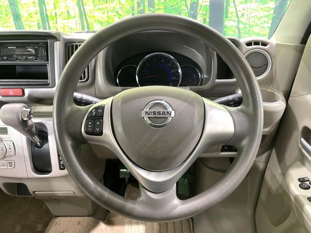 �C���e���A�ɍ��킹���f�U�C���̃X�e�A�����O�́A�^�]�������̂��Ƃ��l���A�^�]���₷���`��A�傫���ł��B�����x�A���ۂɐG���Ă��m���߂��������B