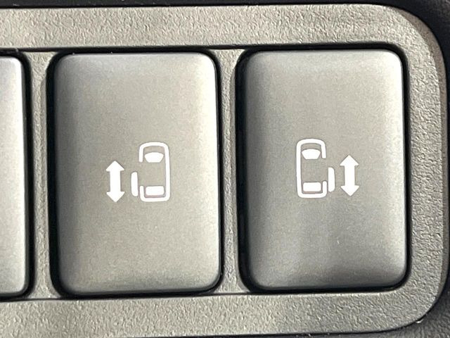 【両側パワースライドドア】スマートキーや運転席のスイッチで後席両側スライドドアの開閉が可能♪電動だから力を入れてドアを開ける必要が無く、小さなお子様でも簡単に開け閉めでき快適です♪