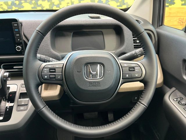 インテリアに合わせたデザインのステアリングは、運転される方のことも考え、運転しやすい形状、大きさです。是非一度、実際に触ってお確かめください。
