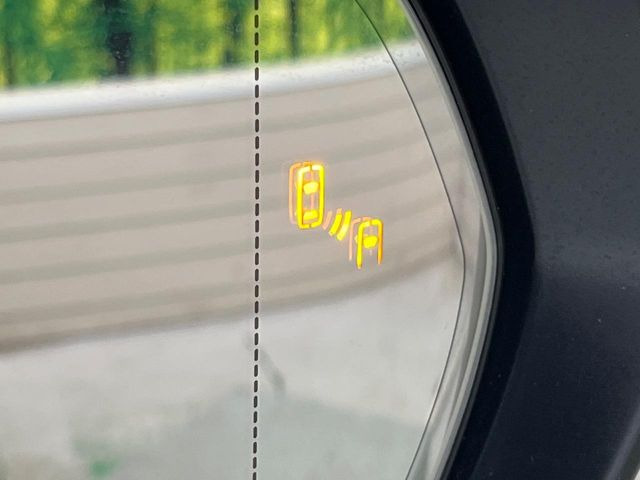【ブラインドスポットモニター】走行中、ドアミラーの死角になりやすい箇所に後続車が接近するとサイドミラーのレンズに警告を表示!ドライバーに注意喚起をしてくれます。